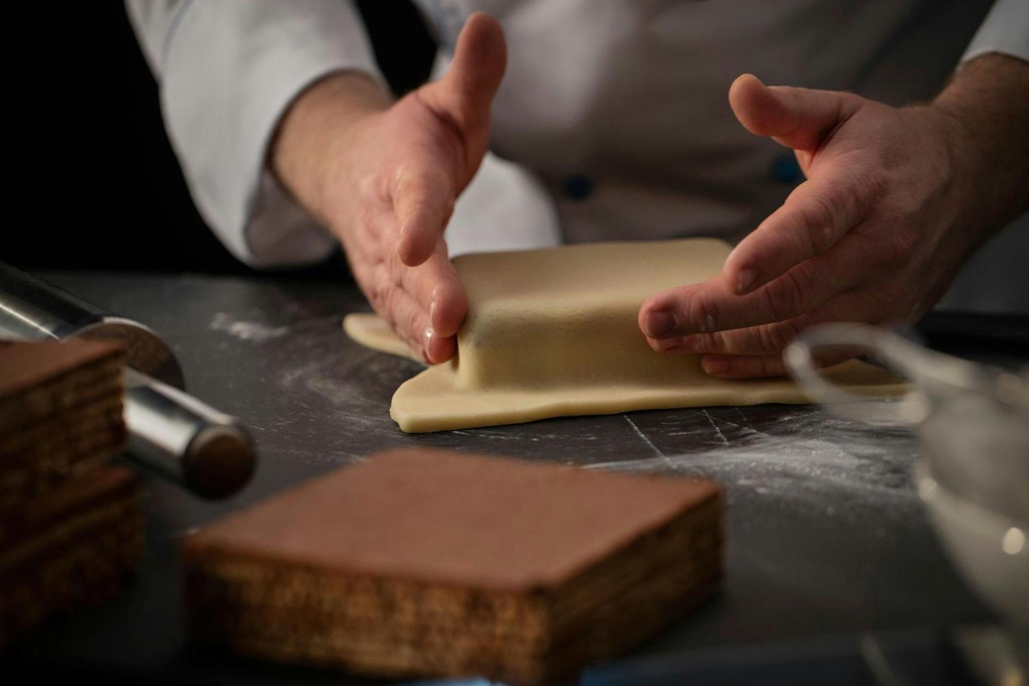 Hotel Imperial, A Luxury Collection Hotel, Viena Exterior foto A pastry chef icing a cake