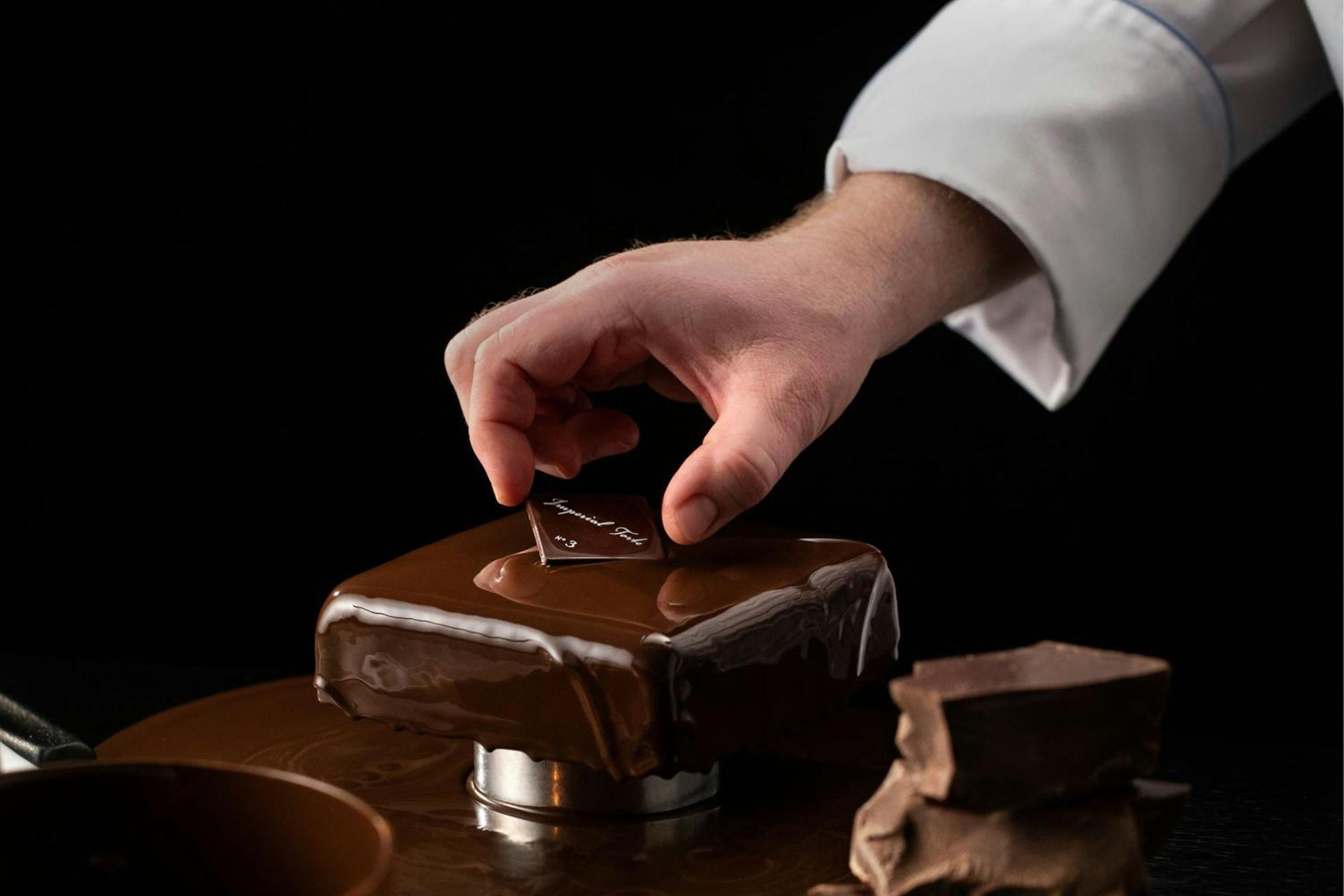 Hotel Imperial, A Luxury Collection Hotel, Viena Exterior foto A pastry chef glazing a cake
