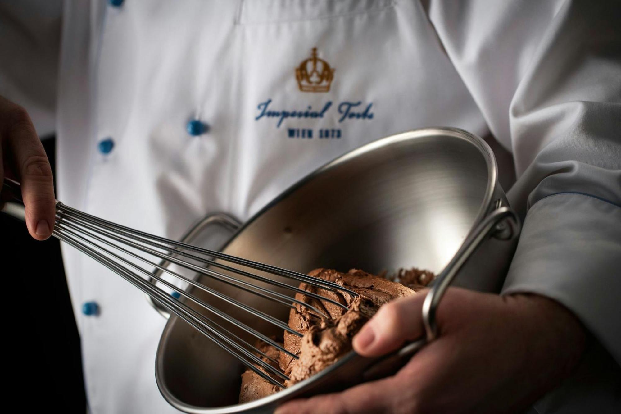 Hotel Imperial, A Luxury Collection Hotel, Viena Exterior foto A pastry chef at work