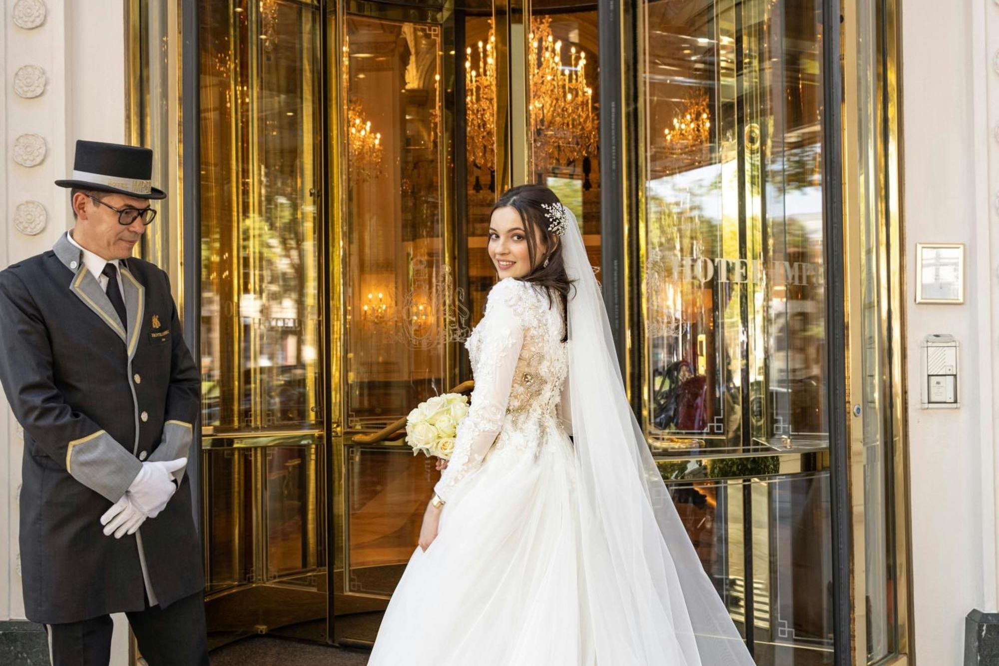Hotel Imperial, A Luxury Collection Hotel, Viena Exterior foto A doorman at the Four Seasons Hotel in Paris