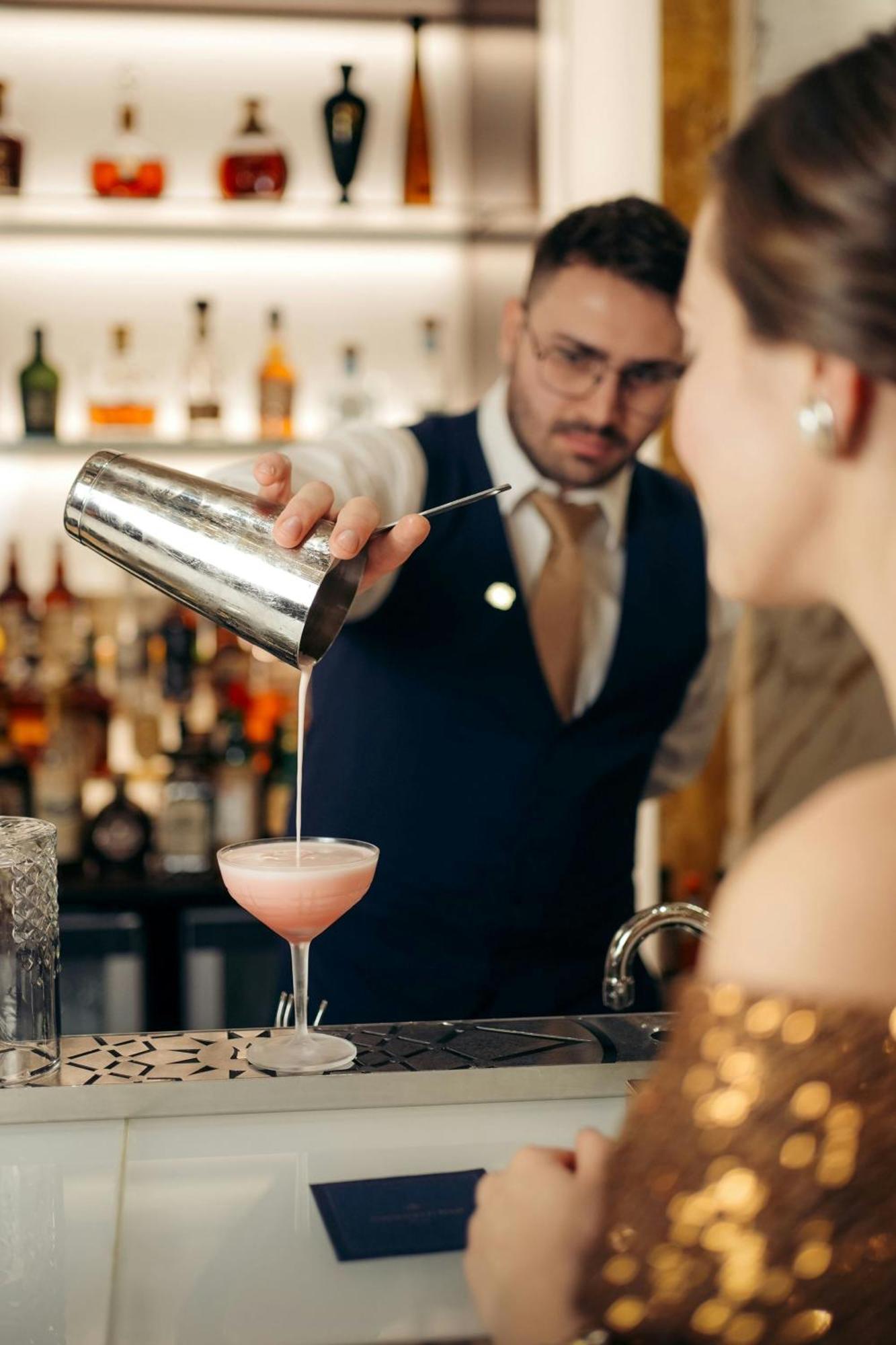 Hotel Imperial, A Luxury Collection Hotel, Viena Exterior foto A bartender straining a cocktail