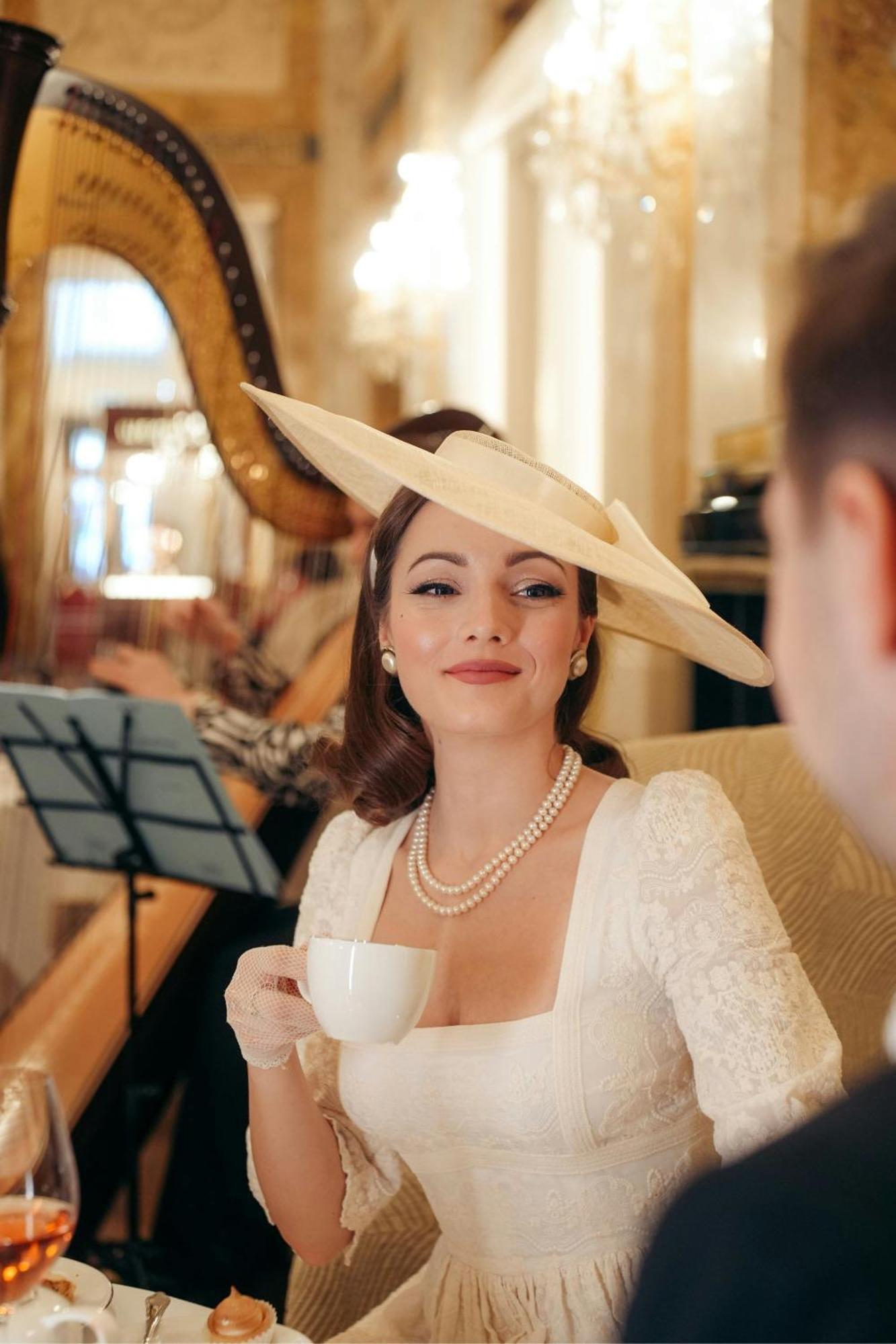 Hotel Imperial, A Luxury Collection Hotel, Viena Exterior foto A woman wearing a hat