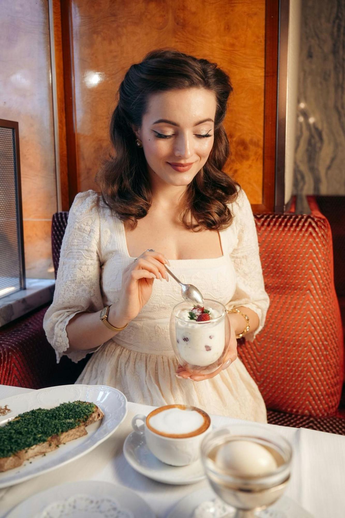 Hotel Imperial, A Luxury Collection Hotel, Viena Exterior foto A woman eating yogurt